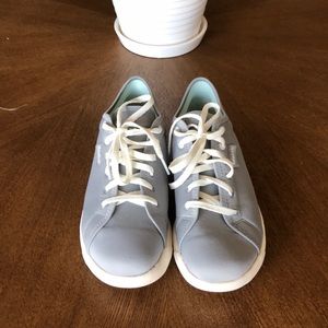 Like new! Reebok Grey Tennis shoe size 6.5